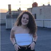 Estudiante universitaria da apoyo y ayuda con deberes a niños de todas las edades